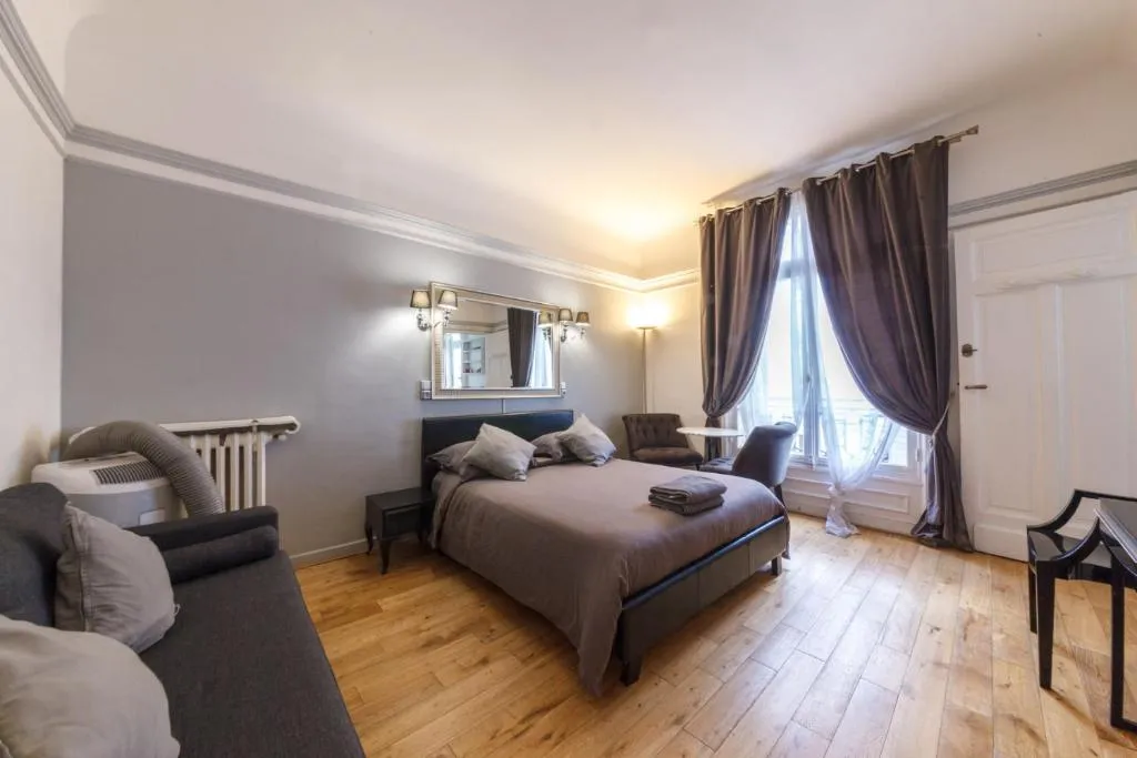 Private Studio - Avenue des Champs-Elysées, Paris, France