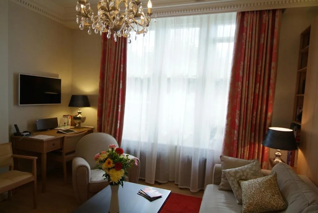 Chelsea: exceptional 1BR w/views of the River Thames & Battersea Park, Londra, Marea Britanie