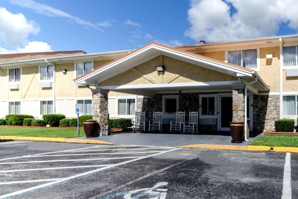 Rodeway Inn & Suites Jacksonville near Camp Lejeune