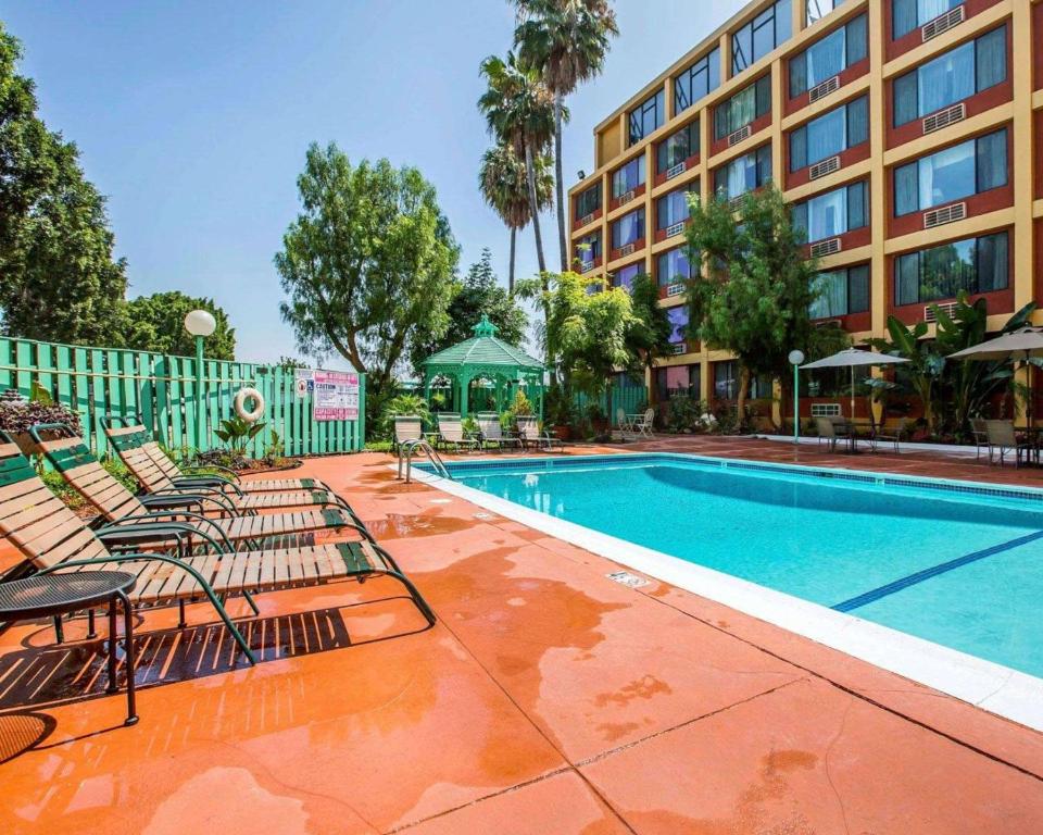 The swimming pool at the Quality Inn & Suites Montebello - Los Angeles.