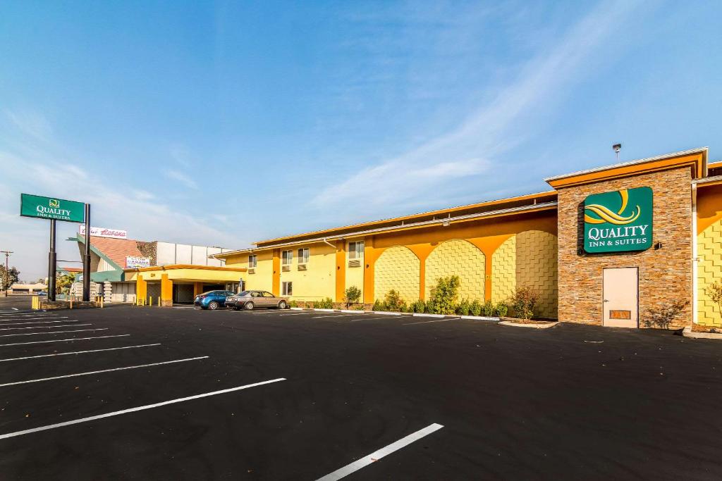 Quality Inn & Suites near Downtown Bakersfield