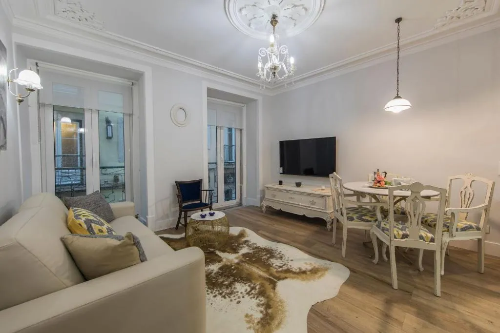 LovelyStay - Vintage Flat Near Santa Justa Elevator!, Lisabona, Portugalia