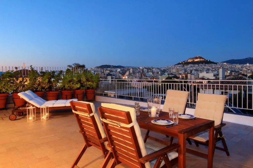 Stylish studio loft with Superb balcony, Atena, Grecia