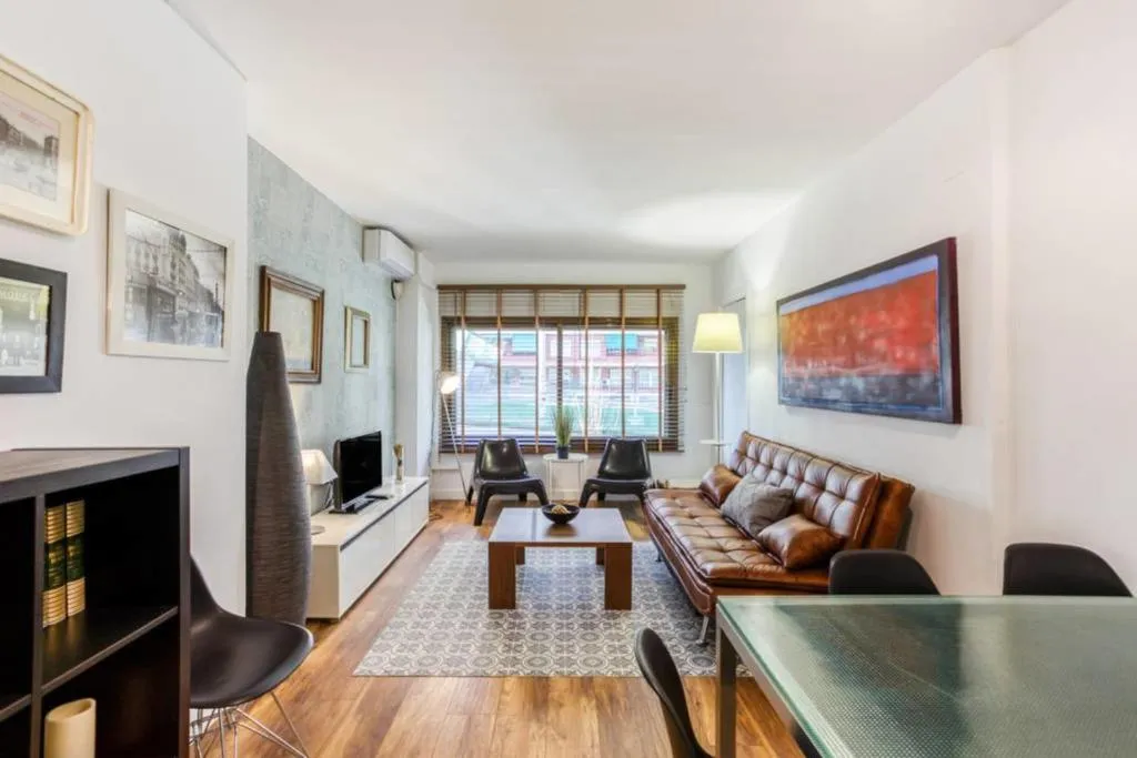 Nice 4bed Sleep6 2 min to train in Sta Eulalia, Barcelona, Spania
