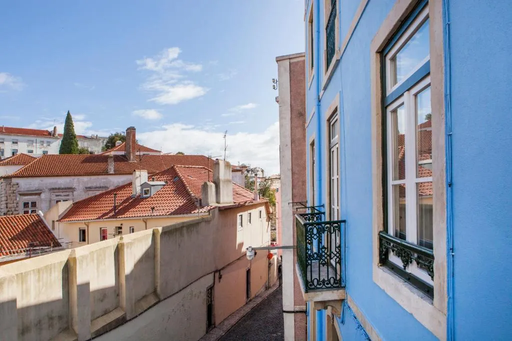 Alfama St George Castle District Fabulous 3 Bedrooms 2 Bathrooms AC Balcony 1st floor Apartment 19th Century Building, Lisabona, Portugalia