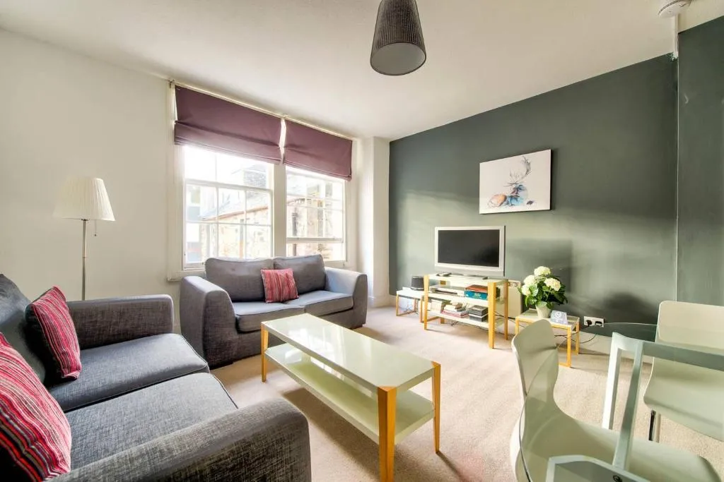 ALTIDO Great Location - Lovely Rose St Apt in City Centre, Edinburgh, United Kingdom