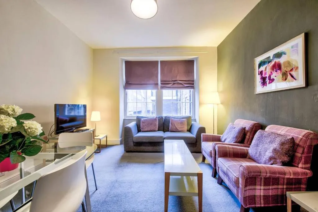ALTIDO Perfect Location! - Stylish & Cosy Rose St Apt, Edinburgh, United Kingdom