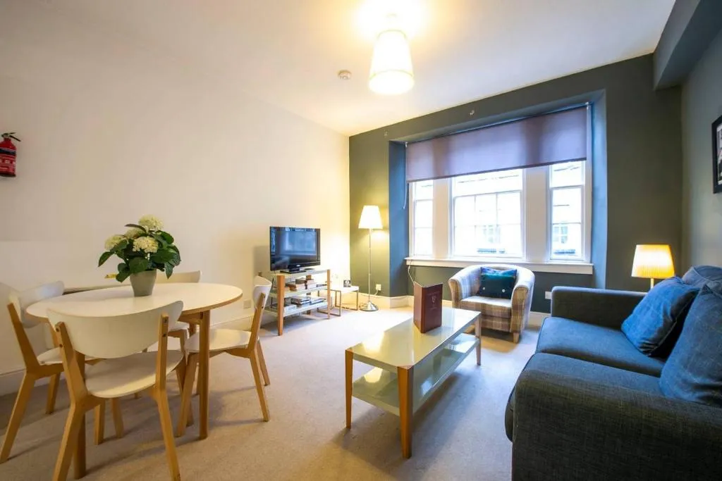 ALTIDO Perfect Location! Charming Rose St Apt for Couples, Edinburgh, United Kingdom