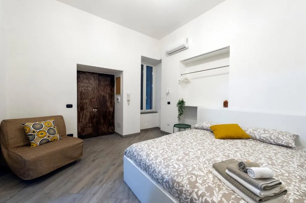 Studios Toledo 355, Napoli, Italia