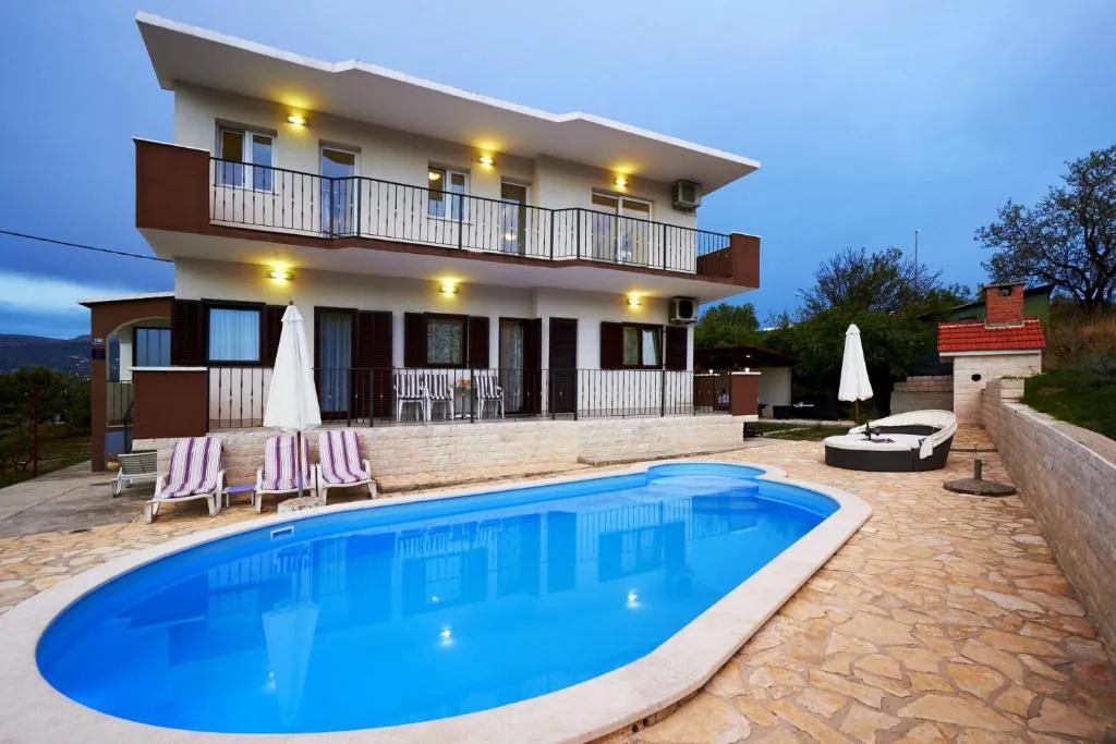 Split Villa Sleeps 8 Pool Air Con WiFi, Split, Croatia