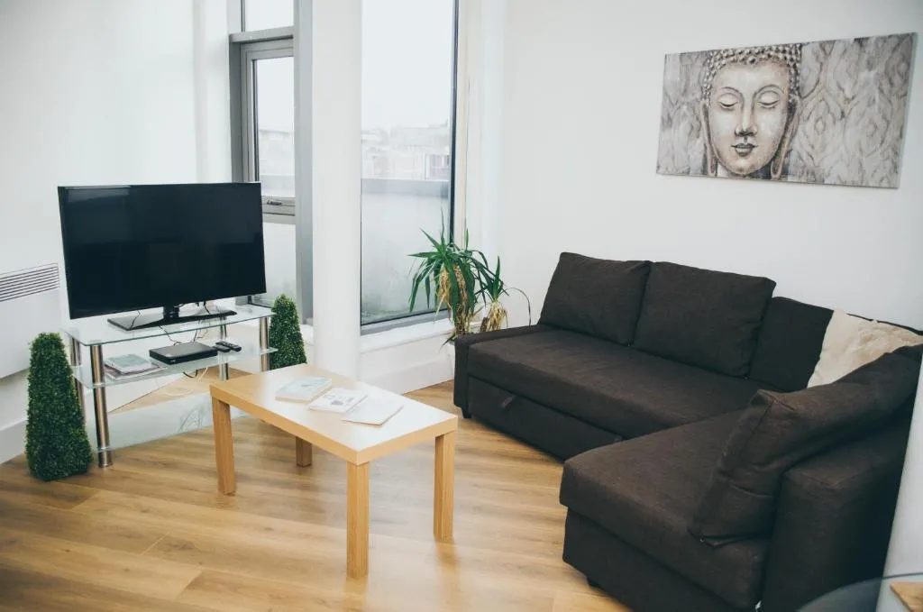 Serviced Apartment In Liverpool City Centre - Superb Views - Free Parking - 35 Kent St by Happy Days - Apt 14, Bayberry (NY), United Kingdom