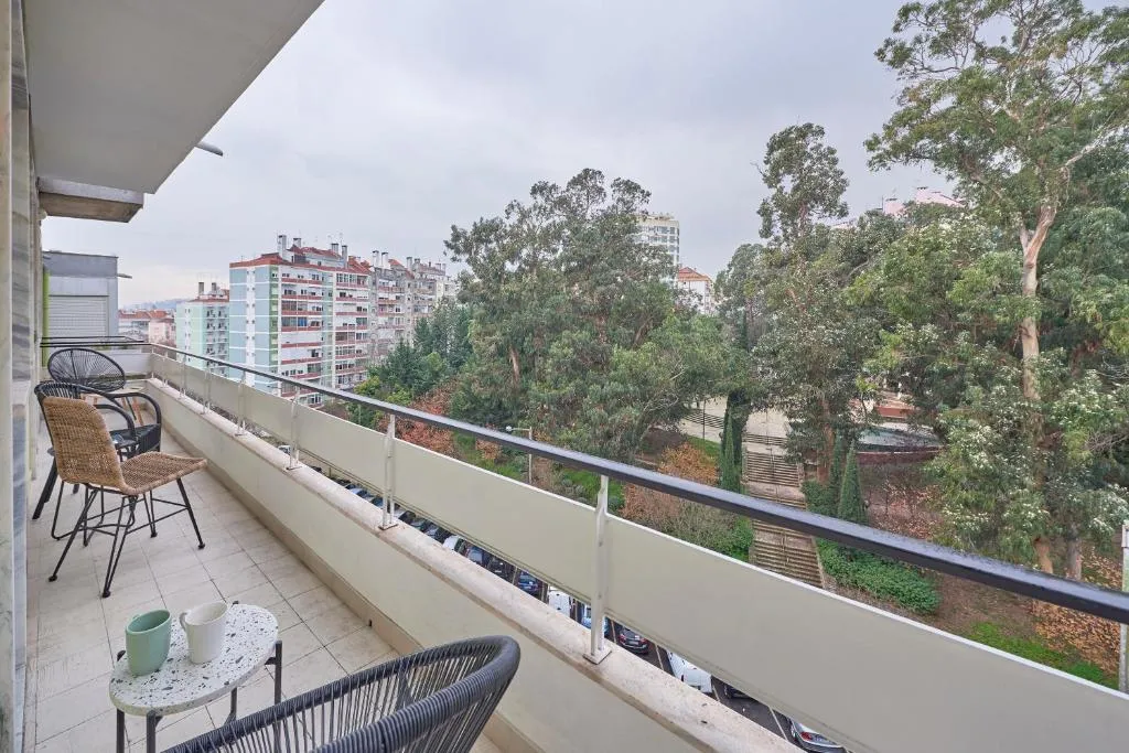 Light Apartment W/ Balcony + Free PickUp by TimeCooler, Amadora, Portugal