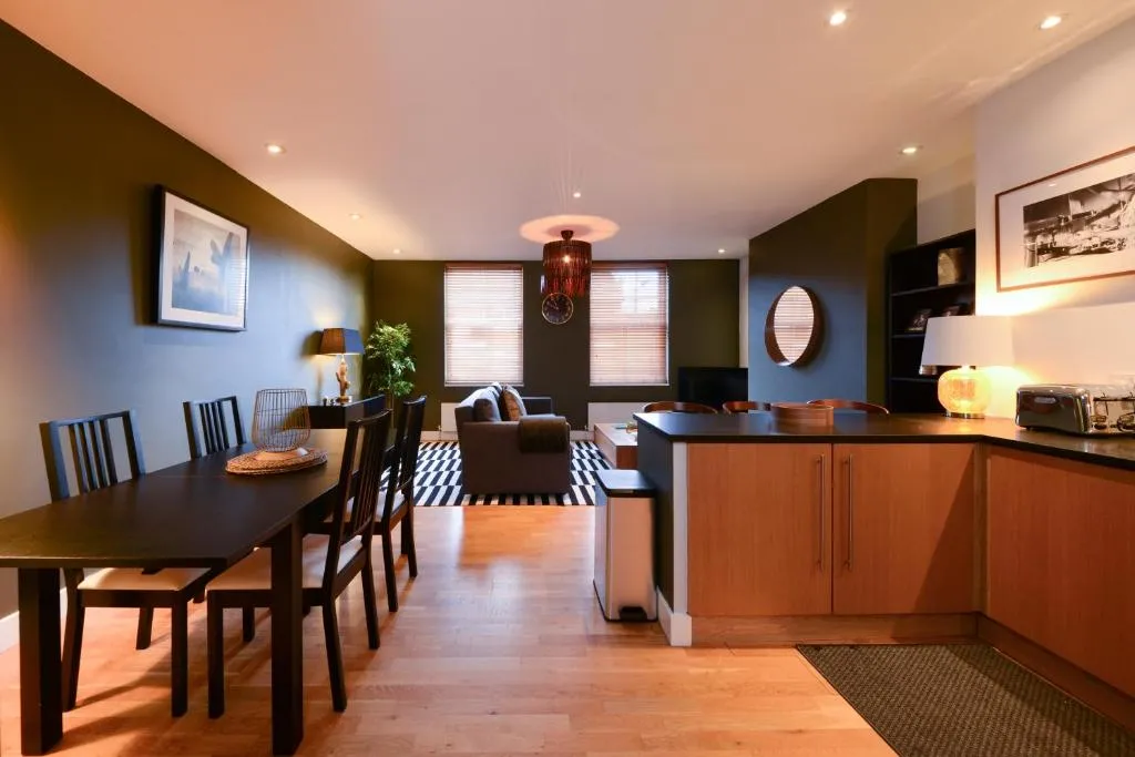 Stunning and spacious 1 bed Apartment Munster Village Fulham, Londra, Marea Britanie