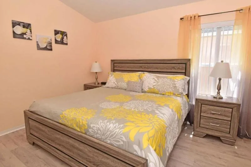Beautiful 5 Bedroom Pool Home in Reserve at Town Center, Davenport, United States