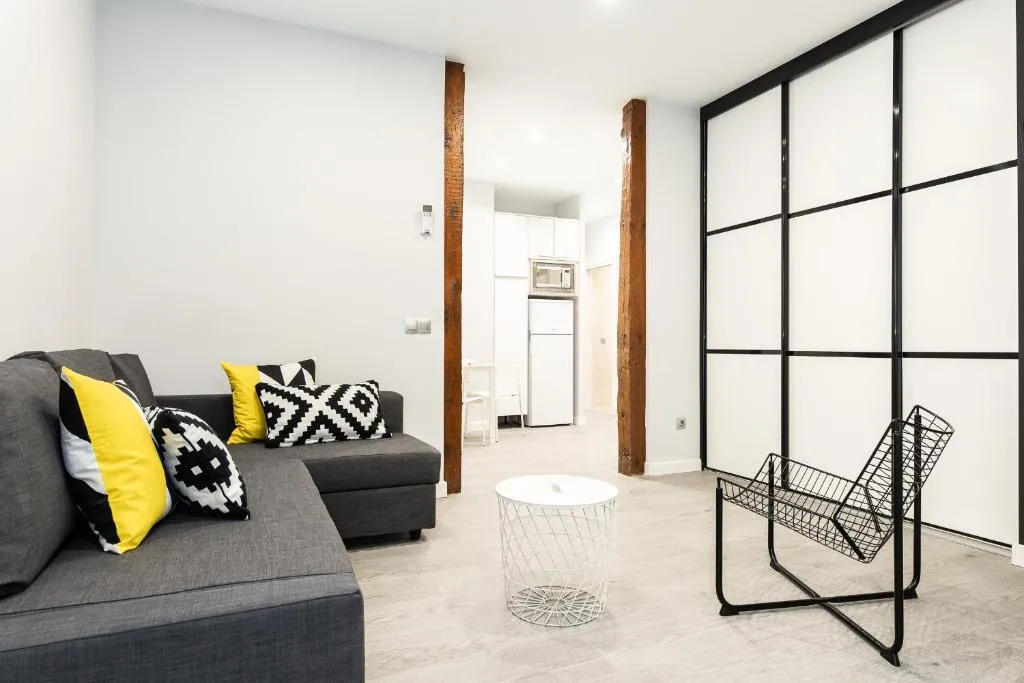 BNBHolder Black & Yellow Design SOL, Madrid, Spania