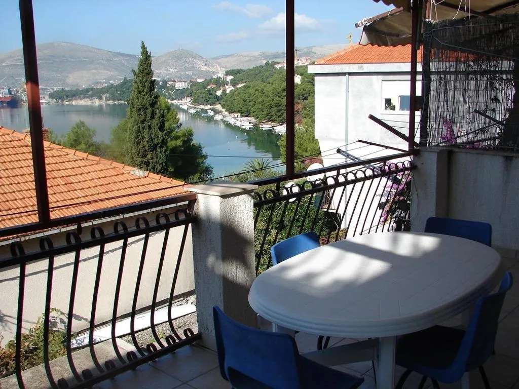 Apartment Bepoto- family apartment with terrace, Trogir, Croaţia