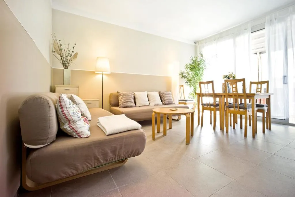 Amplio apartamento con terraza en zona muy tranquila, Barcelona, Spania