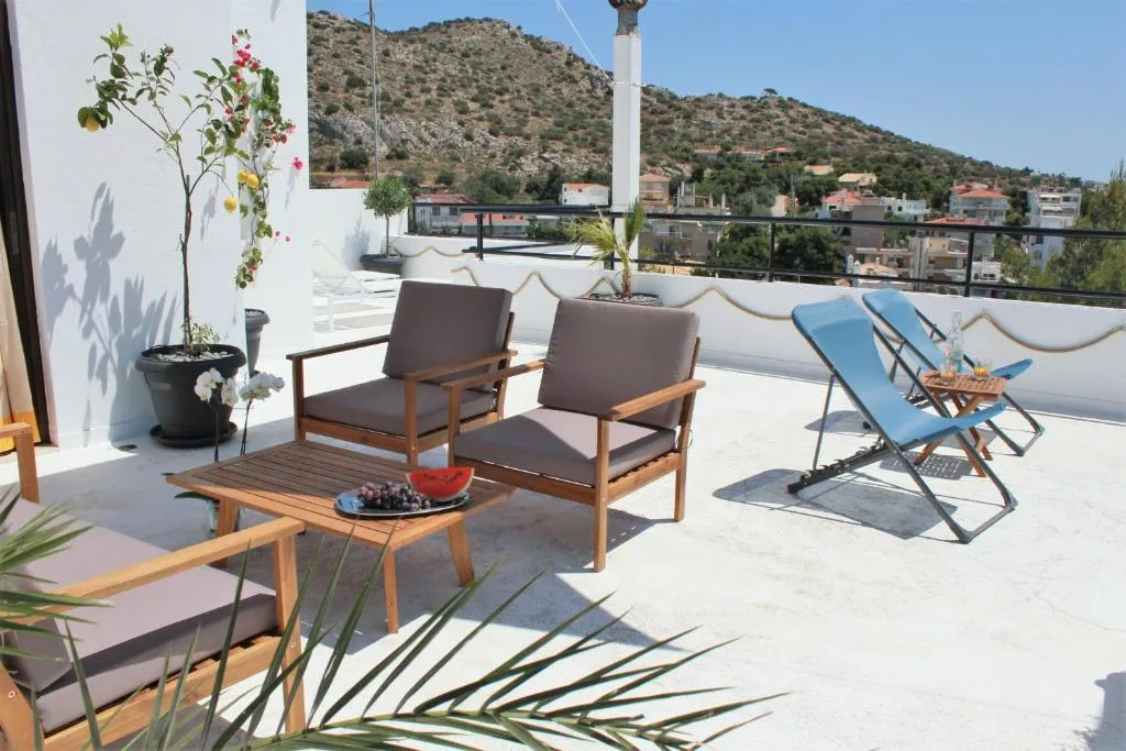 Adelos Apartment with Garden-Terrace near Vouliagmeni Beach, Atena, Grecia