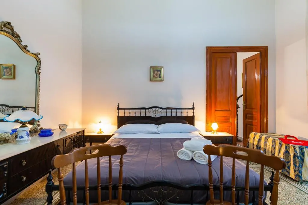 Cairoli - Spacious Apartment close to Central station, Napoli, Italia