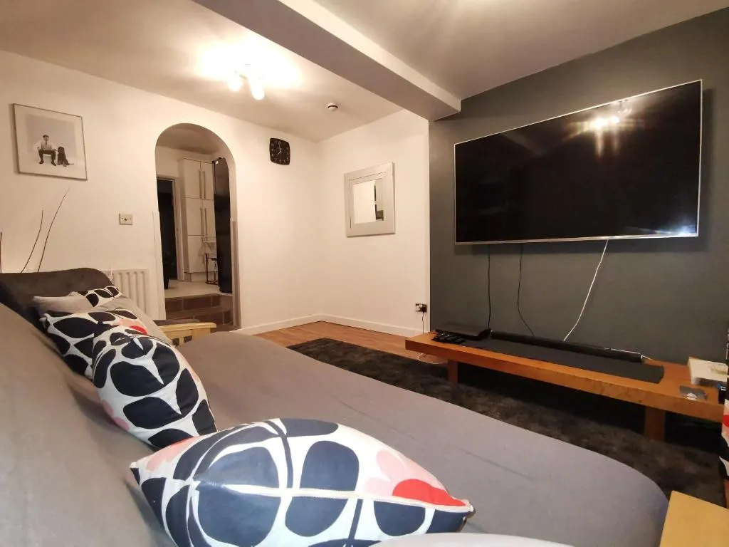Attractive garden apartment close to the City., Cardiff, Marea Britanie
