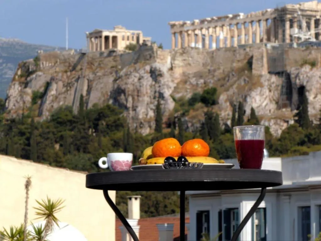 Happy place at the foot of Acropolis, Atena, Grecia