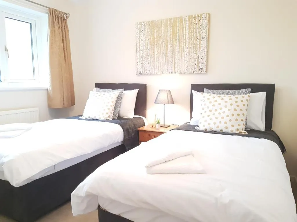 Oceana Accommodation- Spinney house, Stunning Southampton property, sleeps 10, parking, great for families, Southampton, Marea Britanie