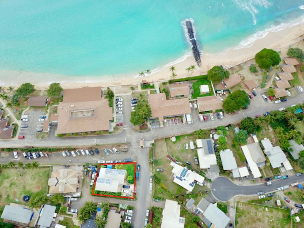 Puaehukai Beach House next to white sandy beach