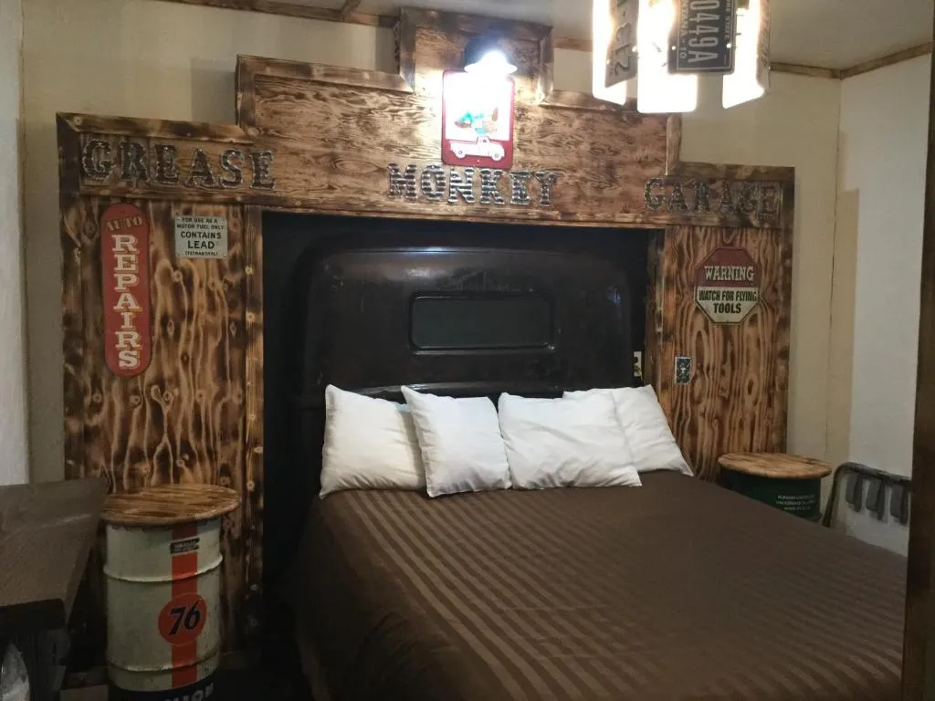 Black Bear Motel, Davenport, United States