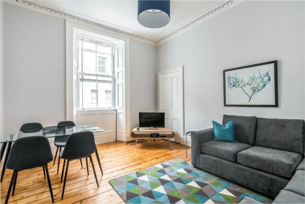 Spacious apartment, wifi, nearby free parking, Edinburgh, United Kingdom