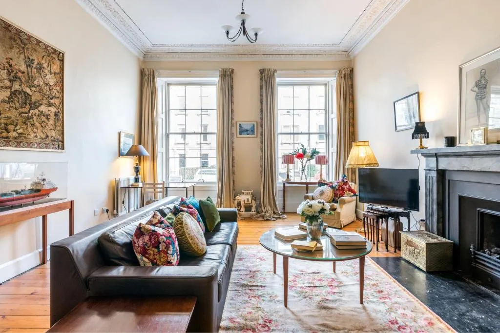 GRAND & SPACIOUS CENTRAL APT WITH WiFi, Edinburgh, United Kingdom