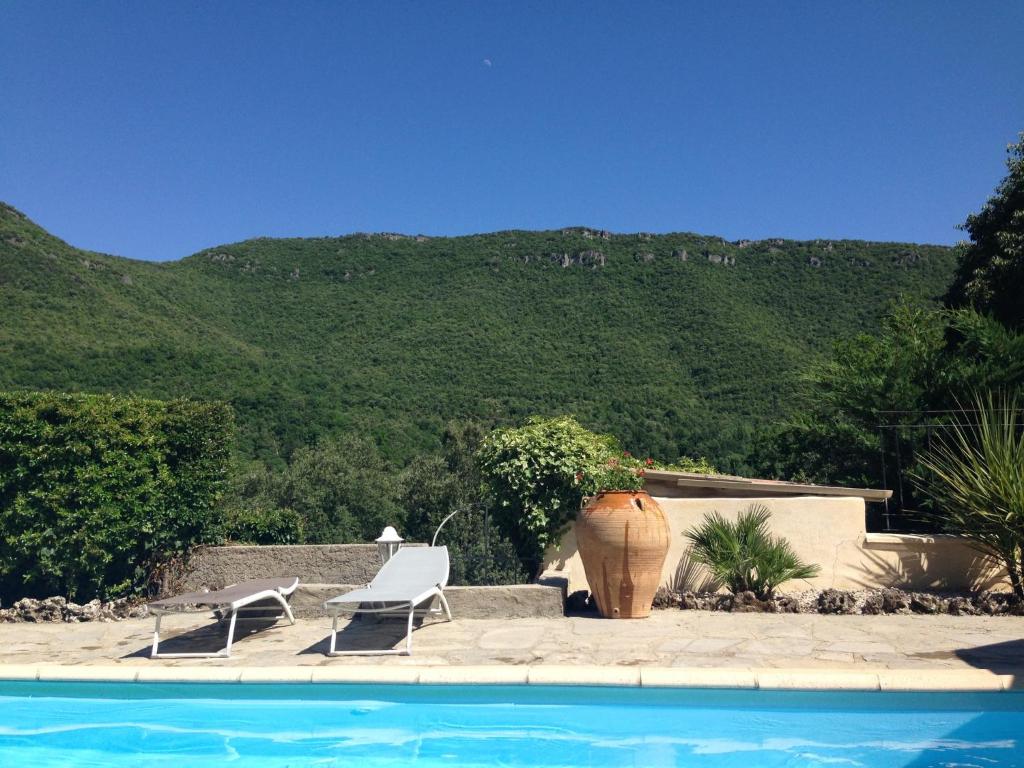 Maison d'une chambre a Saint Julien de la Nef avec magnifique vue sur la montagne piscine partagee et jardin clos