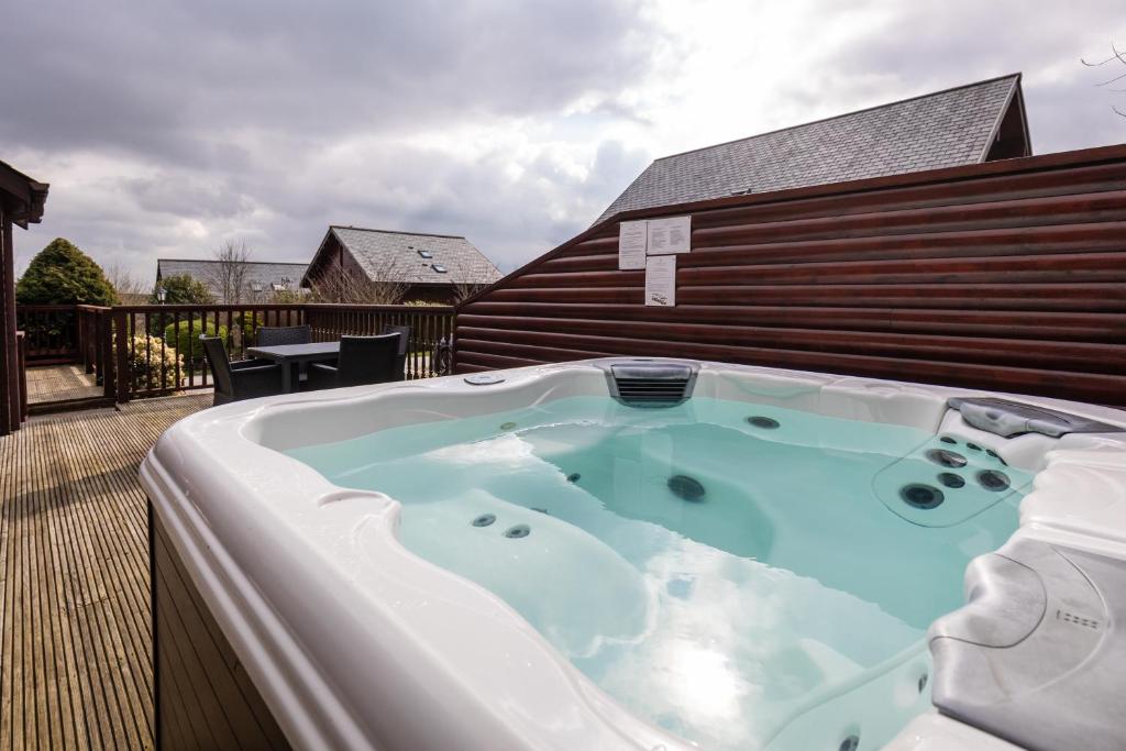 Vercana - 2 Bed Lodge with Hot Tub at Retallack Resort & Spa