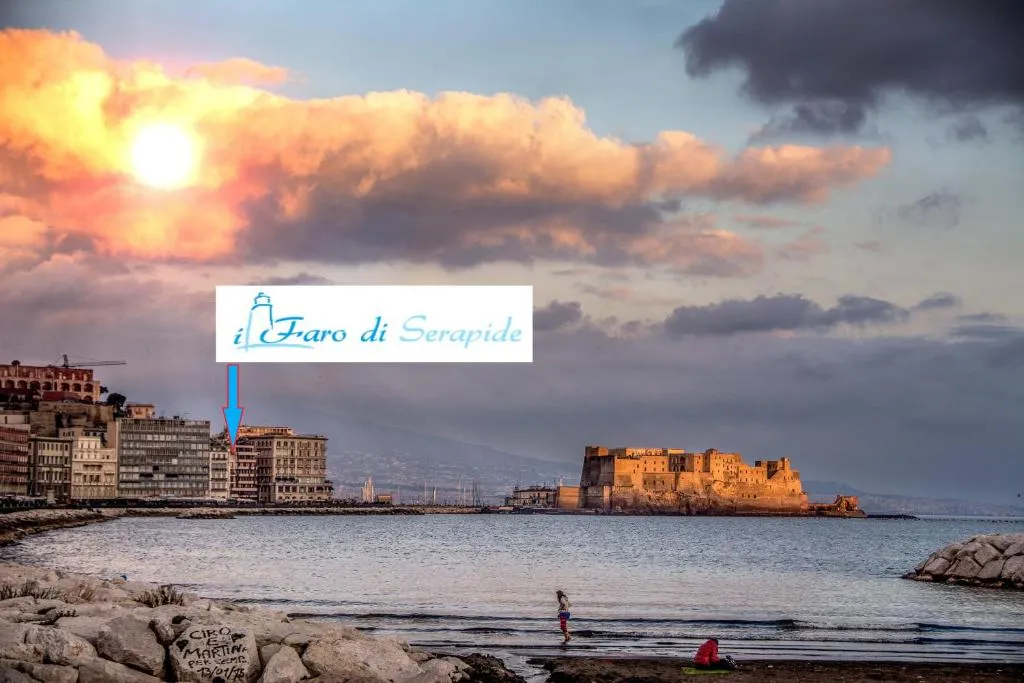il faro di serapide, Napoli, Italia