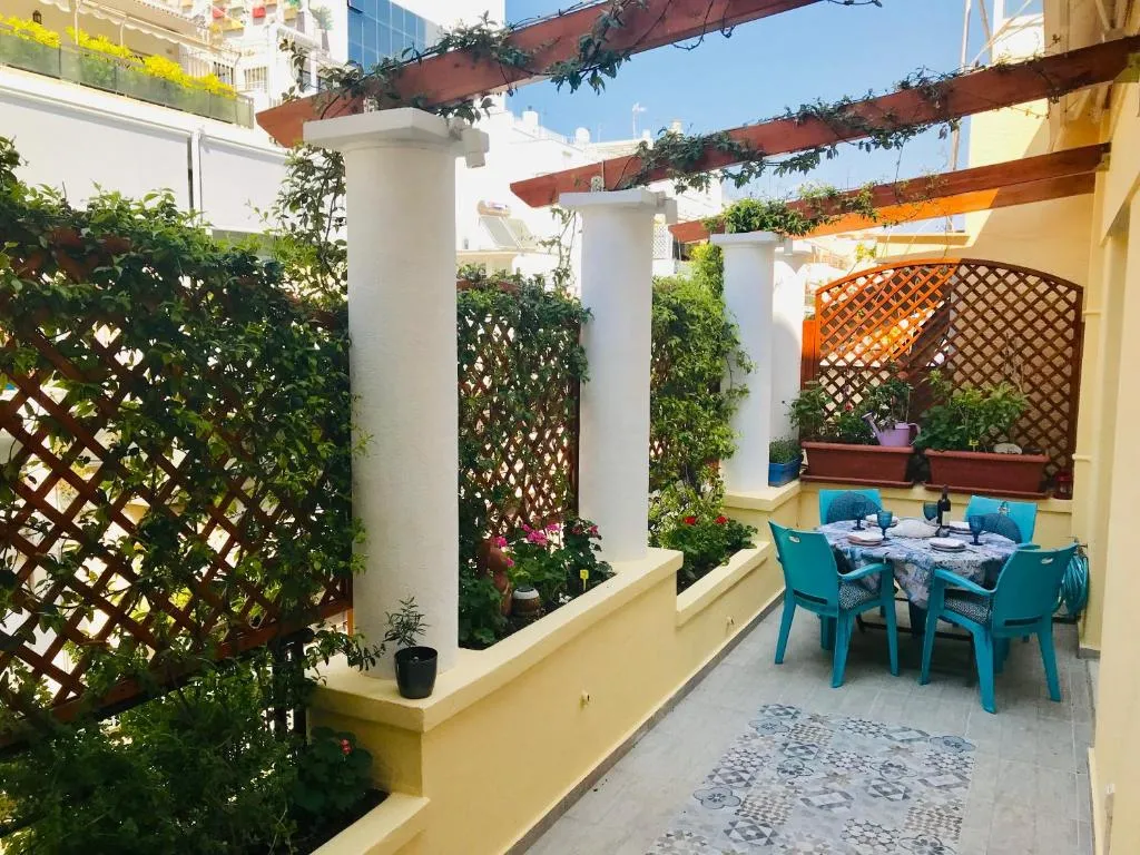 Oasis veranda under columns.Kolonaki embassy area., Atena, Grecia