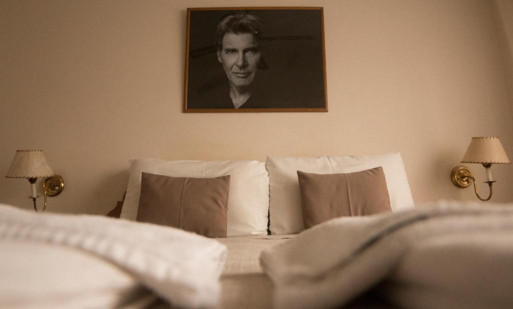 una habitación de hotel con una cama y un cuadro en la pared en el Hotel de Cine Las Golondrinas de Villa Gesell