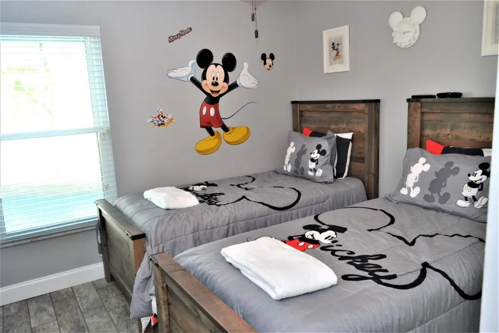 Mickey's Landing - Luxury 5 Star Family 4 Bedroom with Pool, Hot Tub, Games Room & BBQ,5 Mins Disney, Orlando, Statele Unite ale Americii