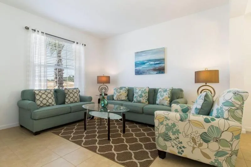 Aviana 6 Bed Pool Home with Games Room and Upgrades throughout, Davenport, United States