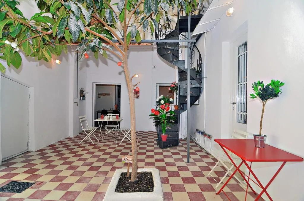 Neoclassical House with Unique Athenian Yard (nearby metro station), Atena, Grecia