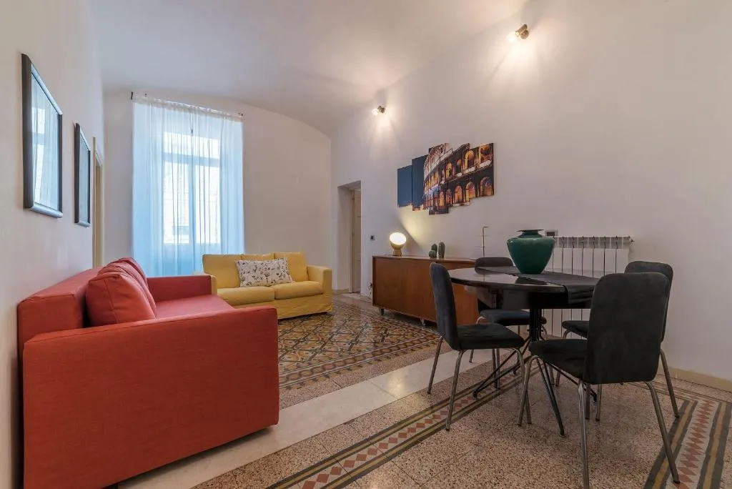 San Giovanni & Colosseo Roomy Flat, Roma, Italia