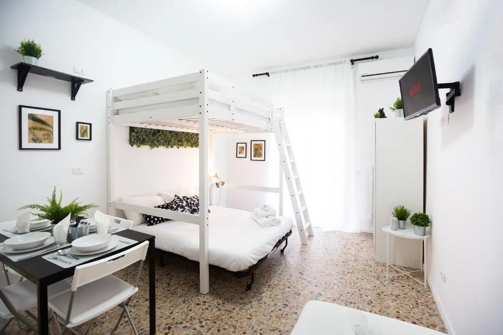 Apartment Anacreonte 7, Comasina, Italy