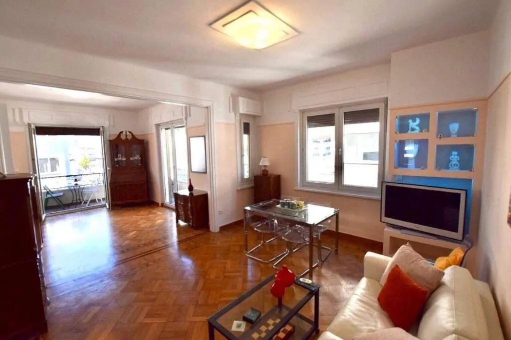 Spacious & Sunny Kolonaki Apt 5 mins metro/ACx3/1.5 BT, Atena, Grecia