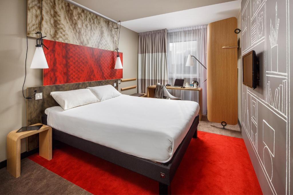 A room at the ibis London Barking.