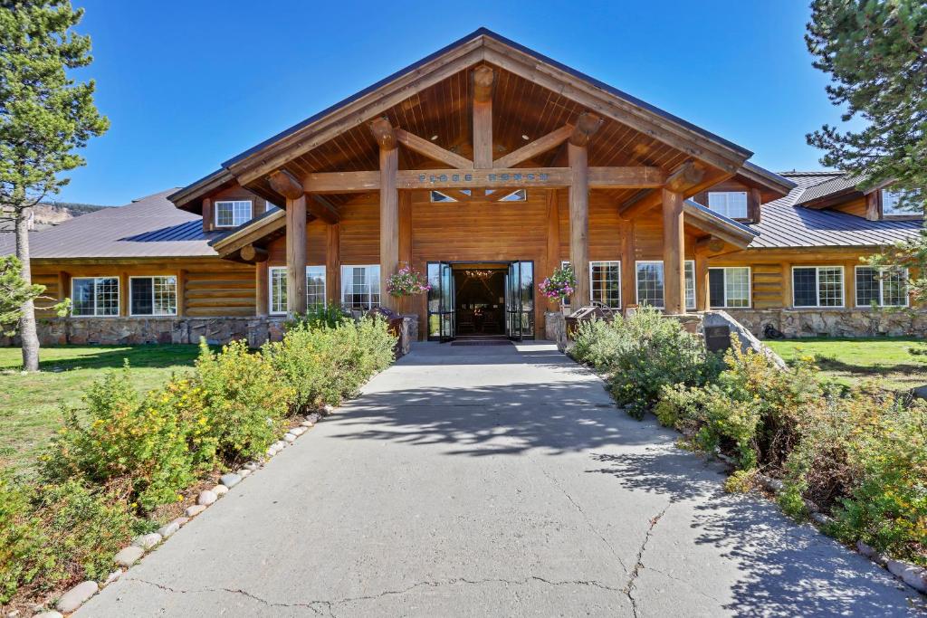 Headwaters Lodge & Cabins
