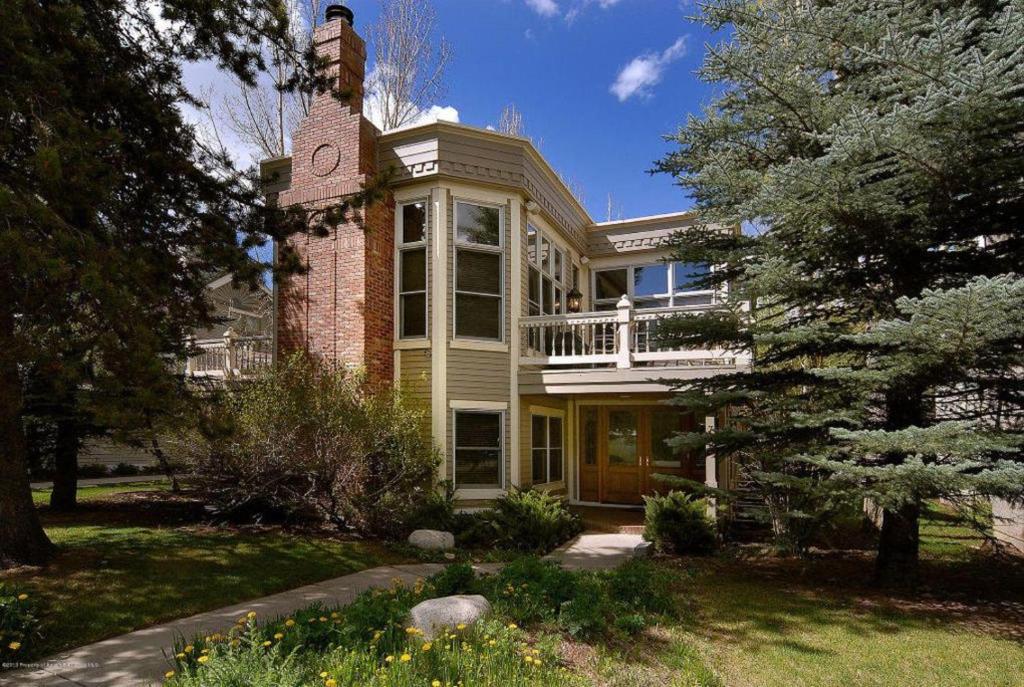 720 Bleeker St W (203146-7808) Home