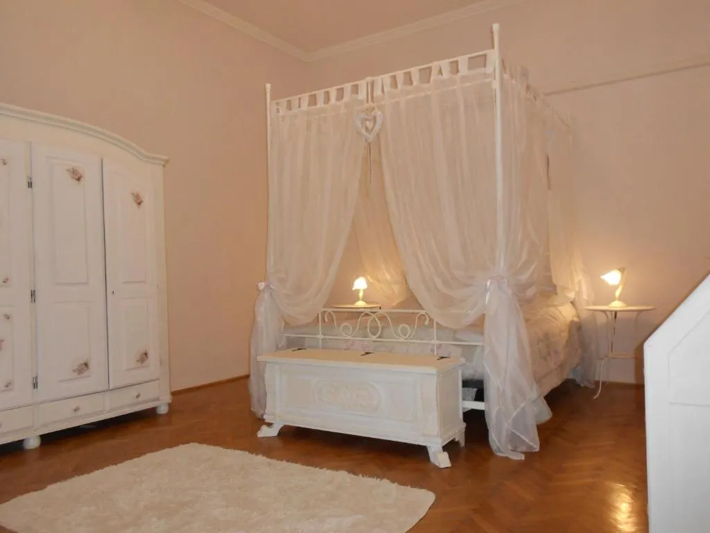 Standard Apartment by Hi5 - Romantic Flat 70mq, Budapesta, Ungaria