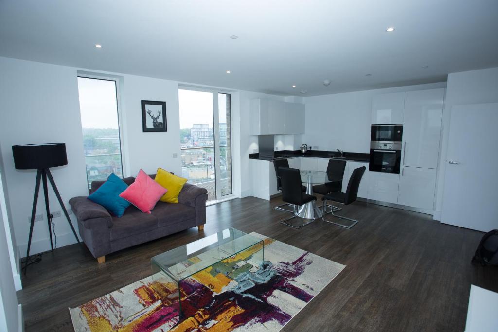 HIGH VIEW TWO BEDROOM APARTMENT IN WOOLWICH