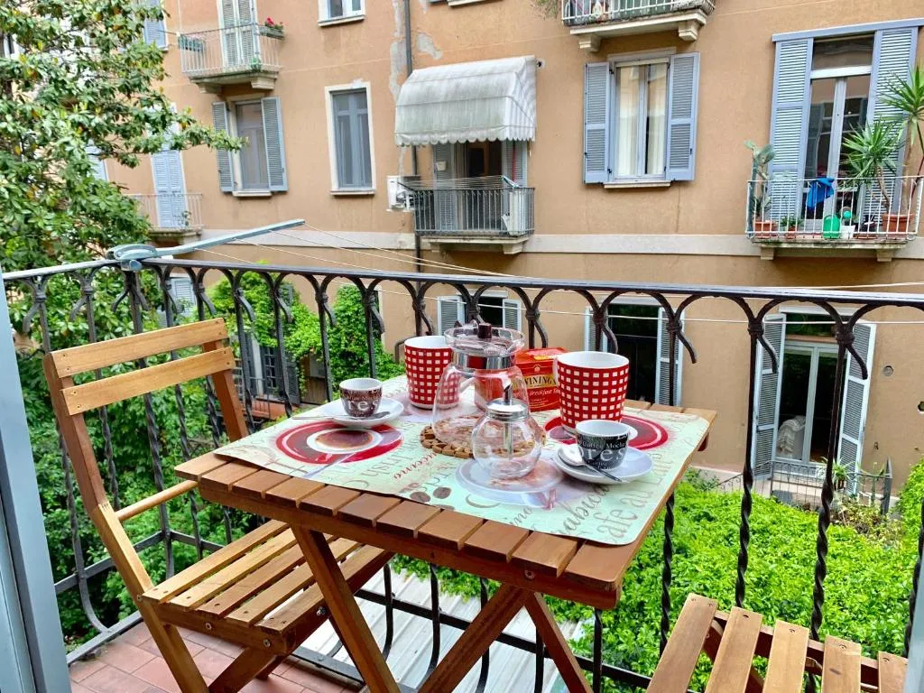 P.ta Romana Studio Flat 50Mq noiseless balcony garden view, Milano, Italia