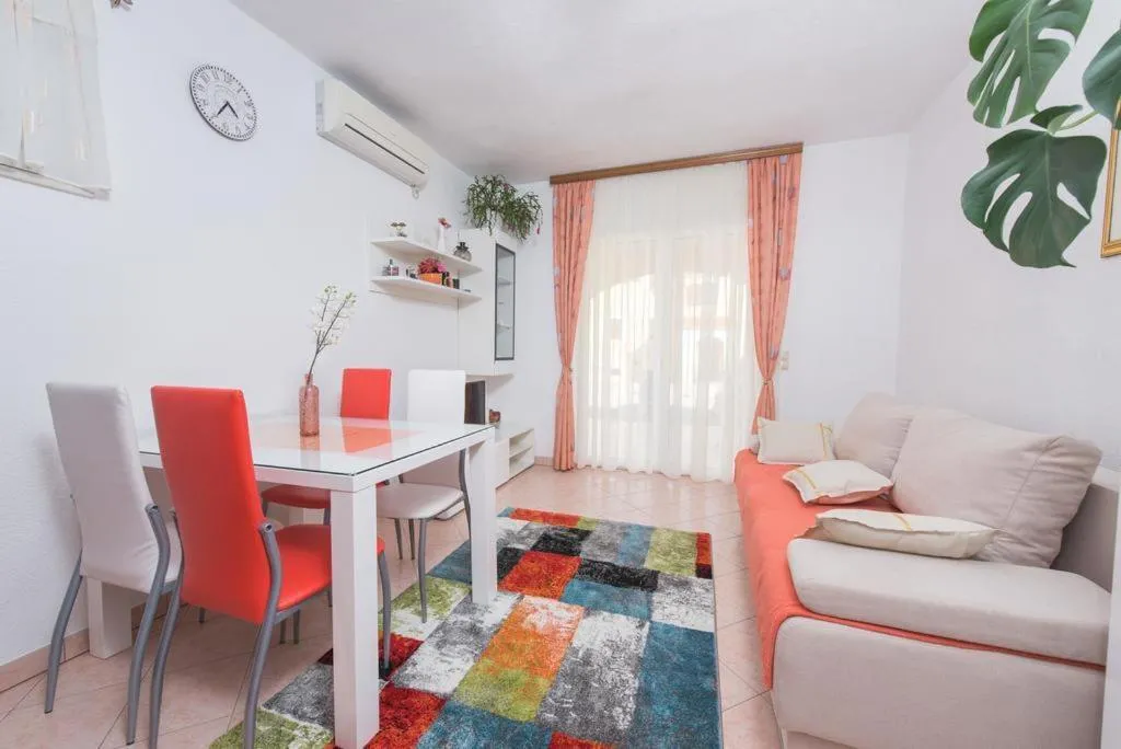Apartments with a parking space Mavarstica, Ciovo - 16868, Centola, Croatia
