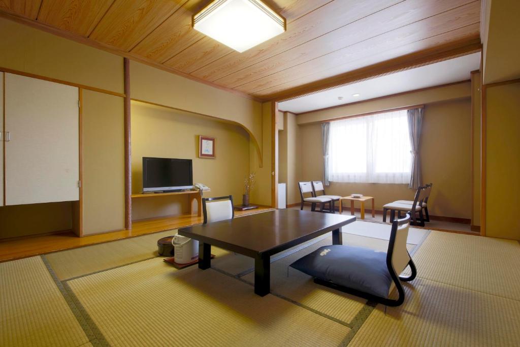 Shiga Park Hotel thumbnail 2