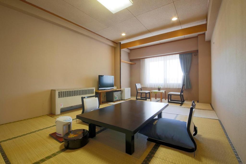 Shiga Park Hotel - Image 1